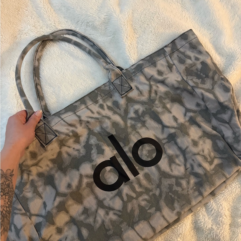 ALO Yoga Gray and White Patterned Tote with Black Logo - Picture 4 of 6